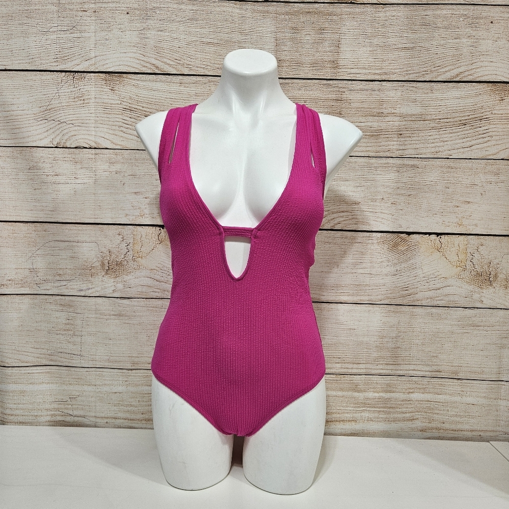 NWOT Becca Pink Ribbed Plunging Front One Piece Swimsuit Medium